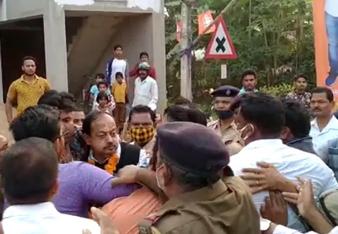 ଦେବୀ ମିଶ୍ରଙ୍କୁ ଠେଲାପେଲା!