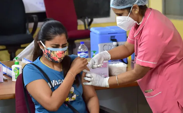 କେନ୍ଦ୍ର ସ୍ୱାସ୍ଥ୍ୟମନ୍ତ୍ରୀ କହିଲେ- ଟିକା ମହଜୁଦ ଅଛି, ଆବଶ୍ୟକତା ଅନୁସାରେ କିଣିକି ନିଅ