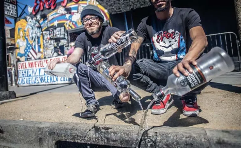 ରୁଷ ନୀତିକୁ ବିରୋଧ, ନାଳରେ ଢ଼ାଳୁଛନ୍ତି ମଦ