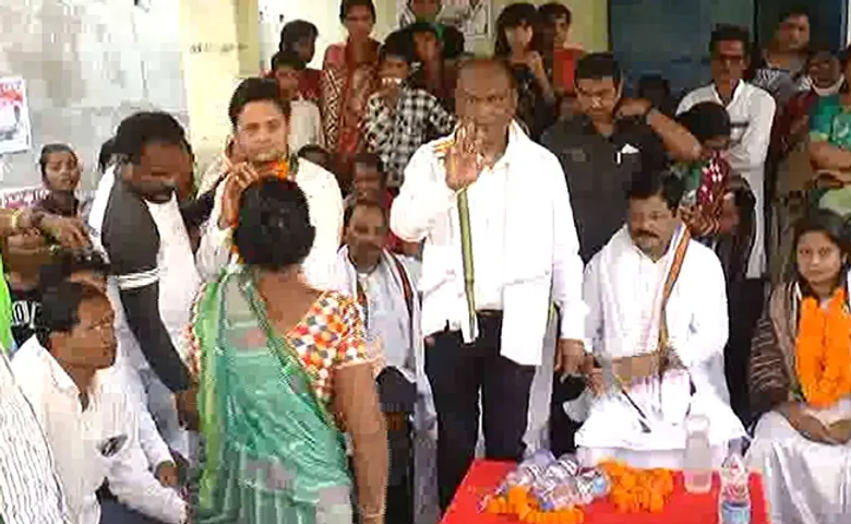 ତାତିଲେ ଲୋକେ, କହିଲେ- ବିଜେଡିକୁ ଦେବୁ ନାହିଁ ଭୋଟ୍