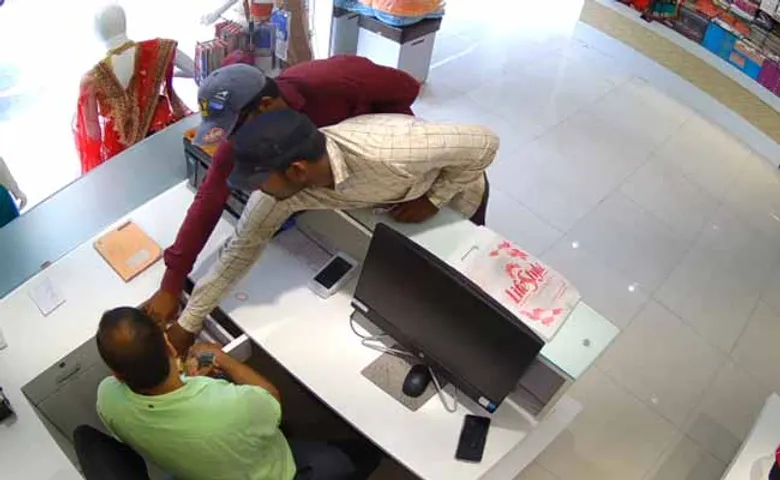 ଦୋକାନୀଙ୍କୁ ଚକମା ଦେଲେ ଲୁଟେରା, ଆଖି ଆଗରୁ ଲୁଟିନେଲେ ୬୦ ହଜାର