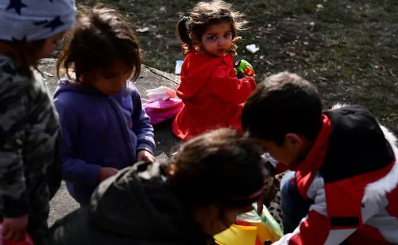 ରୁଷ କବଳରୁ ଓଡେଶାକୁ ରକ୍ଷା କରିବା ପାଇଁ ବ୍ୟାରିକେଡ କରୁଛନ୍ତି ଛୋଟ ପିଲା