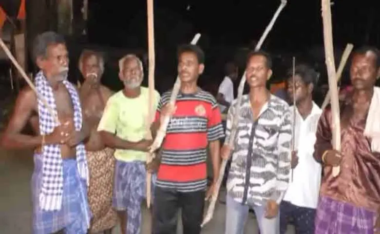 ଦୁର୍ଘଟଣା ପରେ ତାତିଲେ ଲୋକେ; ଠେଙ୍ଗା ବାଡ଼ି ଧରି ରାସ୍ତାରୋକ୍‌ କଲେ