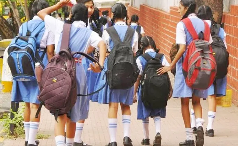 ଧନ୍ୟ ଆମ ଶିକ୍ଷା ବ୍ୟବସ୍ଥା: ମୁଣ୍ଡ ଉପରେ ଷାଣ୍ମାସିକ ପରୀକ୍ଷା, ମିଳିଲାନି ବହି