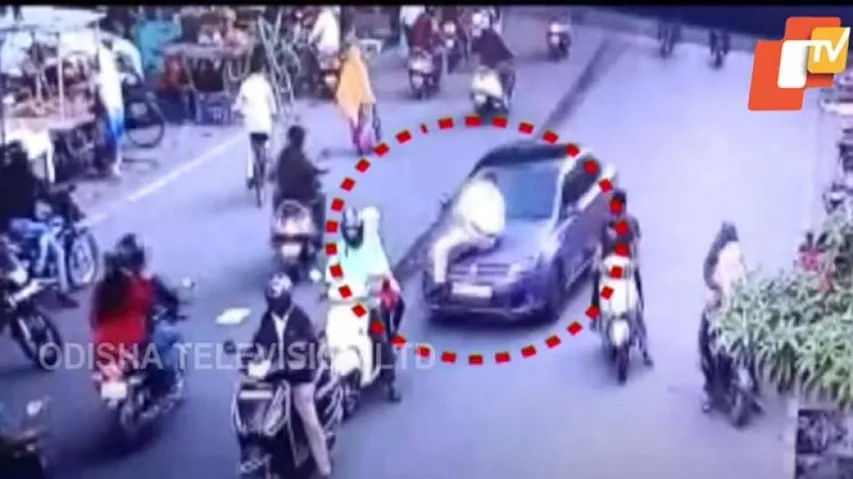 ଟ୍ରାଫିକ୍‌ ପୋଲିସ୍‌କୁ ବନେଟ୍‌ରେ ନେଇଗଲେ ୫ ଶହ ମିଟର