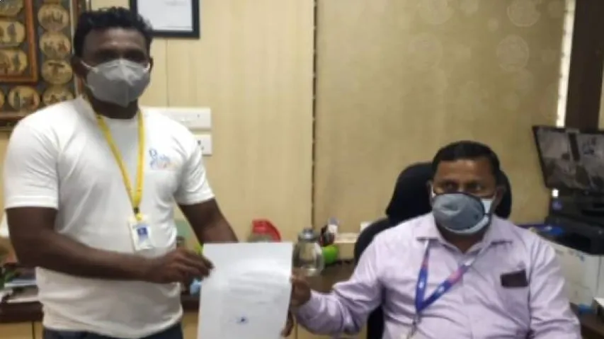  ମରିନି ମାନବିକତା; ଏଟିଏମ କାଉଣ୍ଟରରୁ ପାଇଥିବା ୧୦ ହଜାର ଟଙ୍କା ଫେରାଇ ଦେଲେ ଯୁବକ