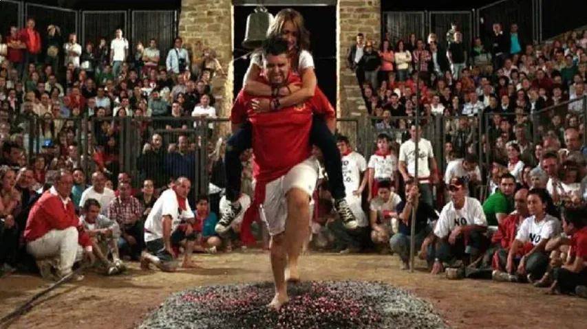 ଅଜବ ପରମ୍ପରା : ଗର୍ଭବତୀ ସ୍ତ୍ରୀକୁ ଧରି ନିଆଁରେ ଚାଲିବାକୁ ହୁଏ