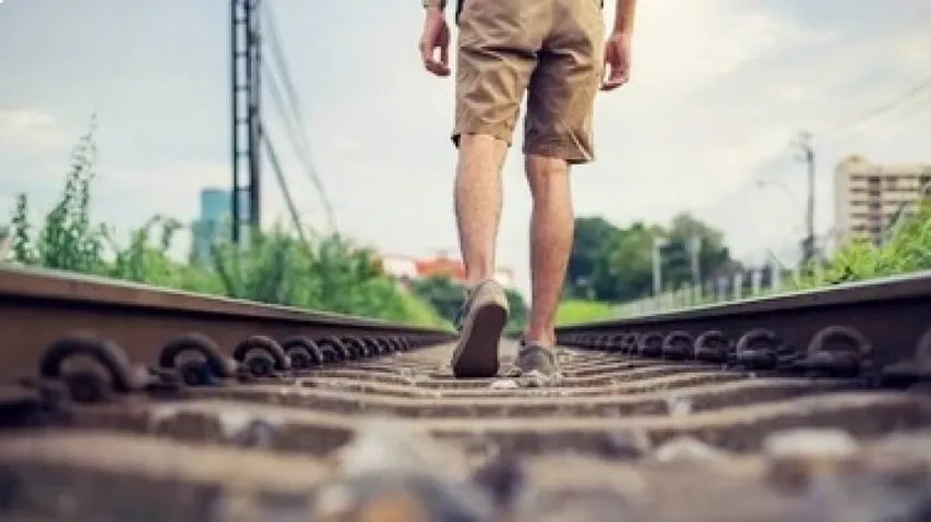 ଇୟରଫୋନ୍‌ ଲଗାଇ ରେଲ୍‌ୱେ ଟ୍ରାକ୍‌ରେ ଚାଲୁଥିଲେ, ଧକ୍କା ଦେଲା ଟ୍ରେନ୍‌