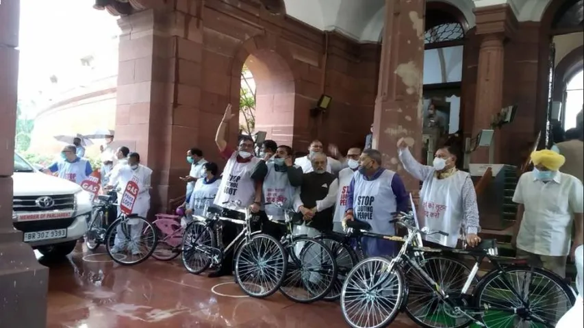 ତେଜୁଛି ଅସନ୍ତୋଷ, ସାଇକେଲରେ ସଂସଦକୁ ଆସିଲେ ସାଂସଦ