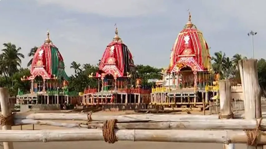 ଶ୍ରୀଜିଉଙ୍କୁ ବାହୁଡ଼ାଇ ନେବାକୁ ଗୁଣ୍ଡିଚା ମନ୍ଦିର ଆଗରେ ଅପେକ୍ଷାରତ ତିନି ରଥ