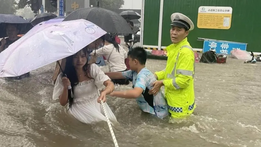 ଚୀନରେ ପ୍ରଳୟଙ୍କରୀ ବନ୍ୟା: ମୁଣ୍ଡରେ ହାତ ଦେଲେଣି ଜିନ୍‌ପିଙ୍ଗ୍ !