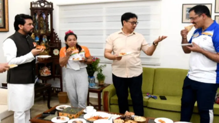 ପୁରଣ ହେଲା ମୀରାବାଈ ଚାନୁଙ୍କ ଆଶା, କେନ୍ଦ୍ରମନ୍ତ୍ରୀଙ୍କ ସହ ଖାଇଲେ ପିଜ୍ଜା