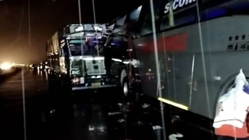 ଖରାପ ହୋଇଯିବାରୁ ରାସ୍ତା କଡରେ ଛିଡା ହୋଇଥିଲା ବସ୍‌, ଚଢିଗଲା ଟ୍ରେଲର