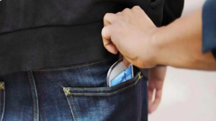 ଅଜବ ଚୋର ; ଝିଅ ଦେଖିବାକୁ ଯାଇ ଚୋରି କଲା ମୋବାଇଲ ଫୋନ