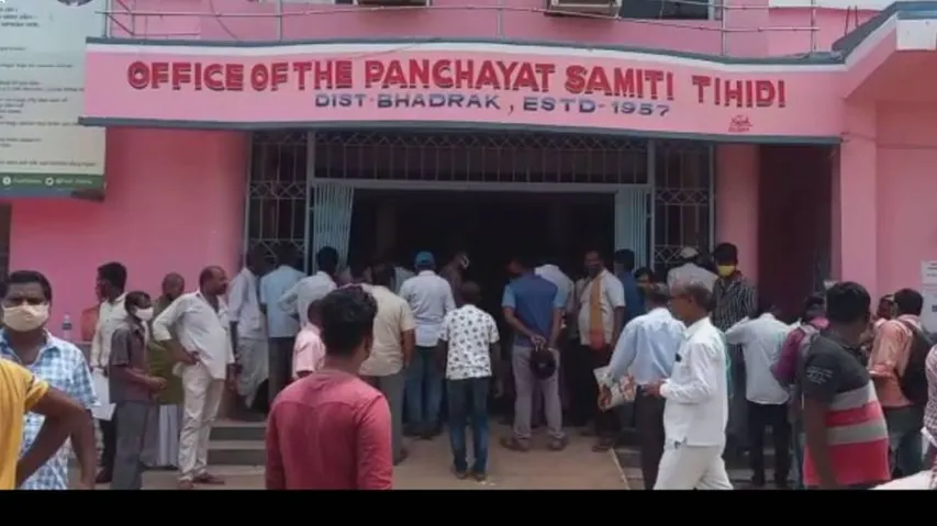 ଆବାସ ଯୋଜନାରେ ବ୍ୟାପକ ଦୂର୍ନିତି, ତିହିଡି ବ୍ଲକ ଅଫିସରେ ତୁମୁଳକାଣ୍ଡ