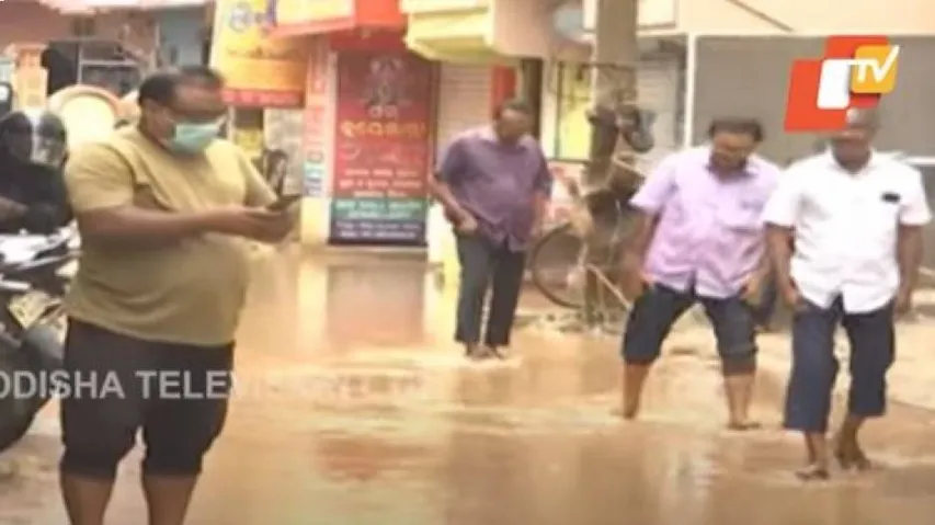 ବାଲେଶ୍ୱର ୧୯ ନମ୍ବର ଓ୍ୱାର୍ଡରେ ରାସ୍ତାରେ ଜମୁଛି ପାଣି,ସାମାନ୍ୟ ବର୍ଷାରେ ଢେଉ ଭାଙ୍ଗୁଛି ପାଣି