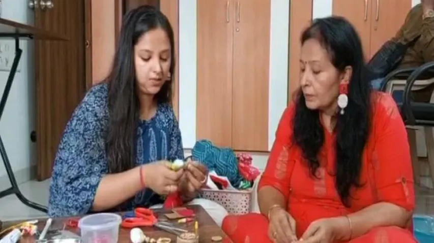 ଅଦରକାରୀ ସାମଗ୍ରୀରୁ ଫ୍ୟାସନେବଲ୍ ଇୟର ରିଙ୍ଗସ୍ ପ୍ରସ୍ତୁତ କରୁଛନ୍ତି ଛାତ୍ରୀ