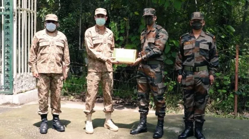 ସ୍ୱାଧିନତା ଦିବସରେ ପାକିସ୍ତାନ ଯବାନଙ୍କୁ ମିଠା ବାଣ୍ଟିଲେ ଭାରତୀୟ ଯବାନ