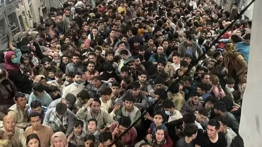 ଶଙ୍କିତ ଚେହେରା ଆଉ ଜୀବନ ବଞ୍ଚାଇବା ପାଇଁ ଉଦ୍ୟମ : ଯନ୍ତ୍ରଣା ବଖାଣୁଛି ଆଫଗାନିସ୍ତାନରୁ ଉଡ଼ାଣ ଭରିଥିବା ବିମାନ ଭିତରର ଫଟୋ