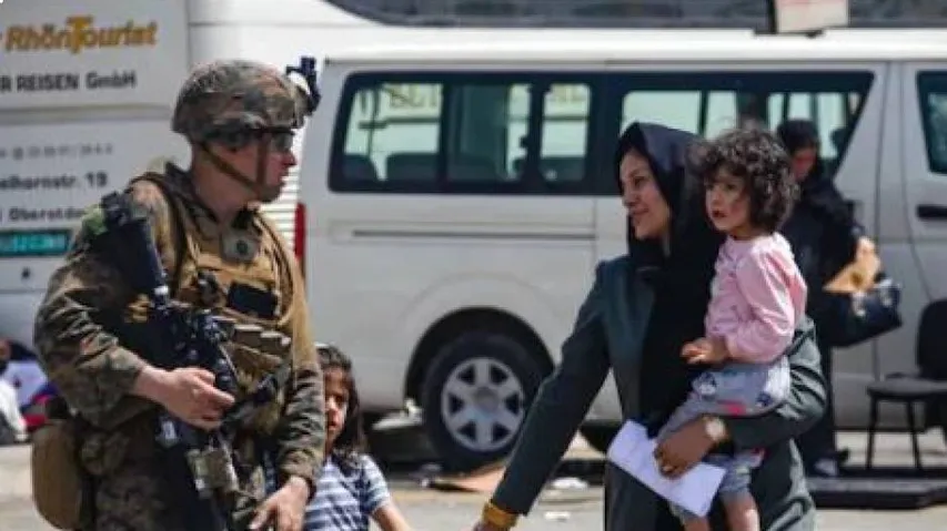 କାବୁଲ ଏୟାରପୋର୍ଟରେ ହୃଦୟ ବିଦାରକ ଦୃଶ୍ୟ; ଶିଶୁଙ୍କୁ ମିଳୁନି ପାଣି କି କ୍ଷୀର