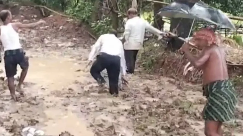 Govt Officials Walked In Knee-Deep Mud