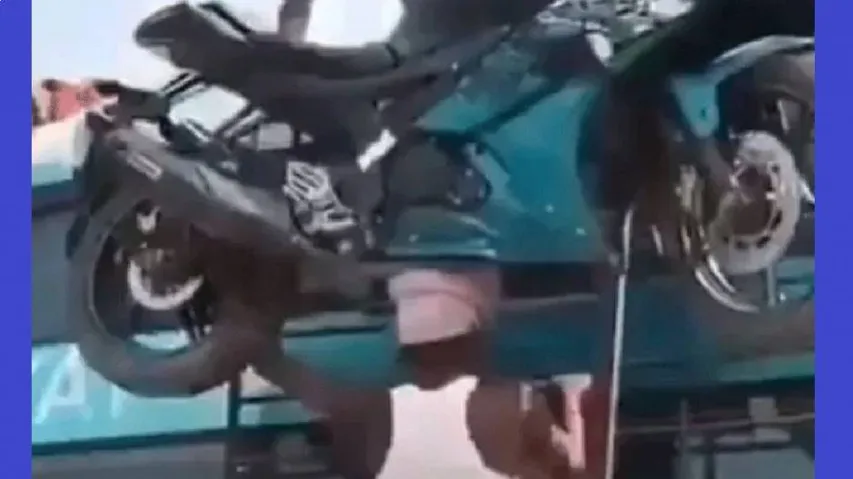 Put bike on head climbed on bus