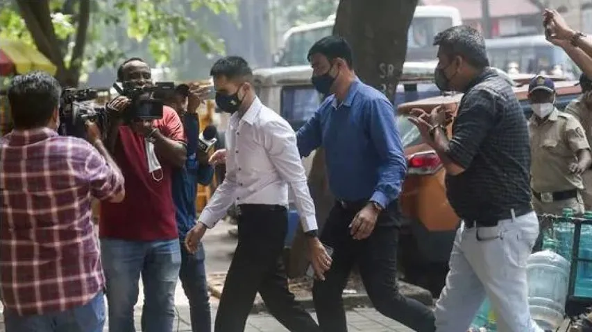 ncb-raid-continues-in-mumbai-bandra-area-another-drug-peddler-detained