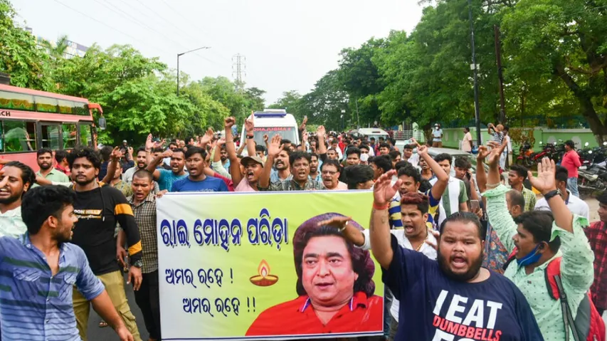 ଅଭିନେତା ରାଇମୋହନ ପରିଡାଙ୍କ ମରଶରୀର ନିଆଯାଉଥିବା ବେଳର ଦୃଶ୍ୟ