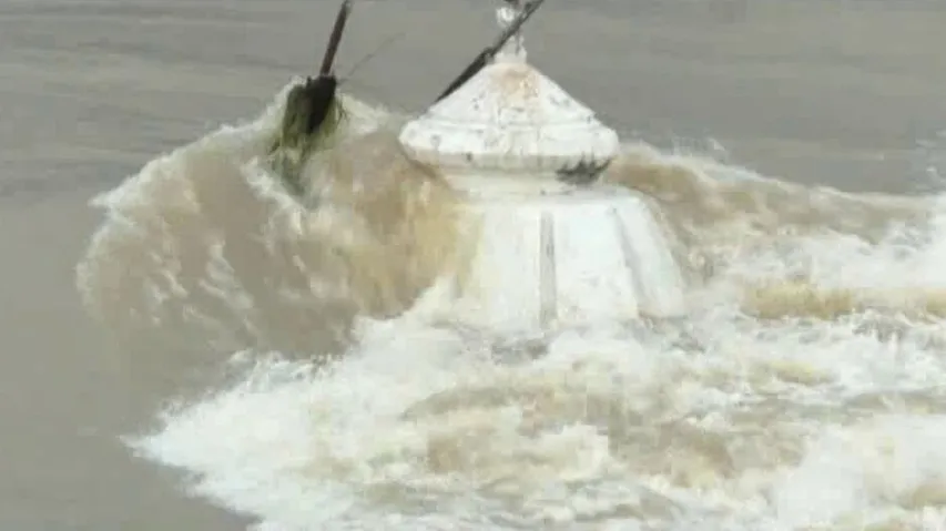 ଟଳିନି ବନ୍ୟା ବିପଦ..ଏବେ ବି ଶହ ଶହ ଲୋକ ପାଣି ଘେରରେ...ଦେଖିବା ଫଟୋରେ କିଛି ଖବର...