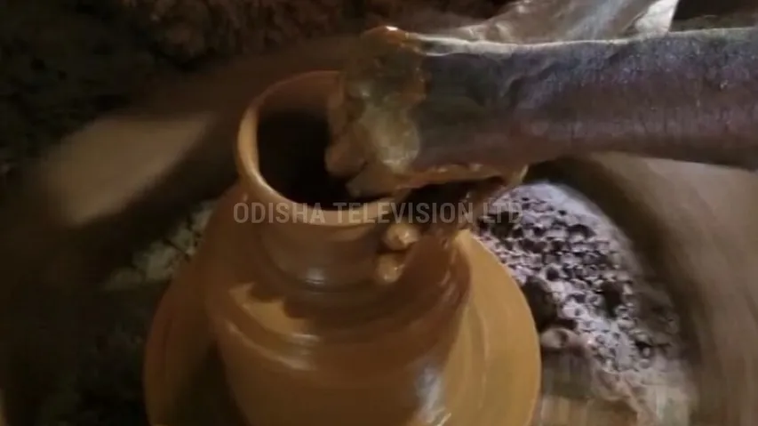 ପାଖେଇ ଆସୁଛି ଦୀପାବଳି...ଏବେଠୁ ଚଳଚଂଚଳ ହେଲେଣି କୁମ୍ଭାର ପରିବାର