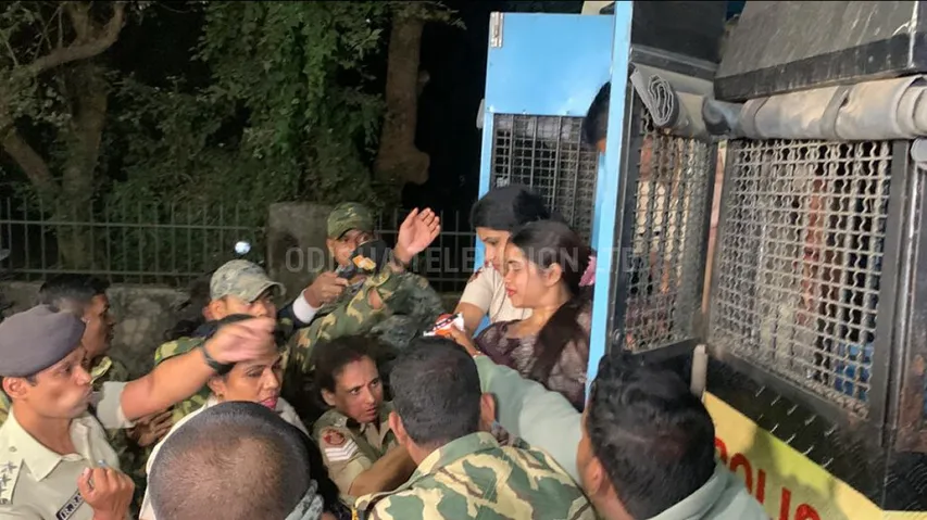 ED ଅଫିସ୍‌ରେ ପୁଣି ପହଞ୍ଚିଲେ ଅର୍ଚ୍ଚନା ! ଫଟୋରେ ଦେଖନ୍ତୁ କିଭଳି କରୁଛନ୍ତି ରିଆକ୍ଟ...