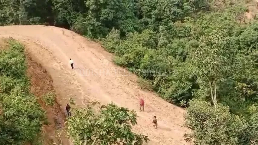 ଅଫିସର ହେବ ତ ଏମିତି, ଘଂଚ ଜଙ୍ଗଲେ ଚାଲିଚାଲି ଲୋକଙ୍କ ସମସ୍ୟା ବୁଝିଲେ