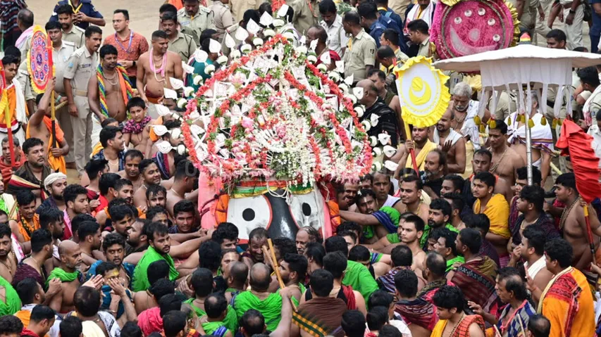 ଭାଇ ଊଉଣୀଙ୍କୁ ଧରି ଶ୍ରୀମନ୍ଦିର ଫେରୁଛନ୍ତି କାଳିଆ ସାଆନ୍ତ..