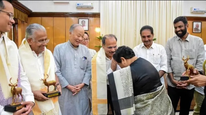  Opposition MPs from the INDIA bloc submitted a memorandum to the governor