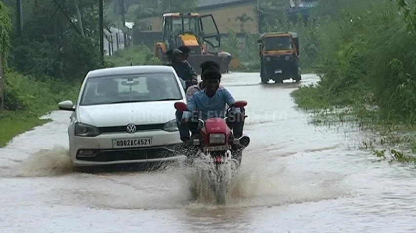 ବର୍ଷାରେ ବେହାଲ ଭୁବନେଶ୍ୱର : ରାସ୍ତାରେ ଖେଳିଲେ ମାଛ