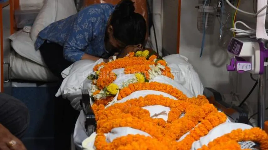 ବାପାଙ୍କ ଶବ ପାଖରେ କାନ୍ଦୁଛନ୍ତି ଝିଅ ନିକି