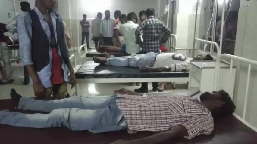 ଟ୍ରକ୍‌କୁ ଧକ୍କା ଦେଲା ବସ୍‌, ୩୦ ଆହତ