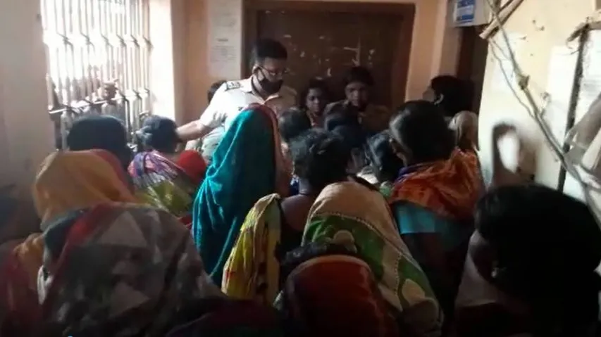 ବ୍ଲକ ଅଫିସ୍‌ରେ ମାରପିଟ କଲେ ମହିଳା; କର୍ମଚାରୀଙ୍କ ସମେତ ୪ ପୋଲିସ ଲହୁଲୁହାଣ  