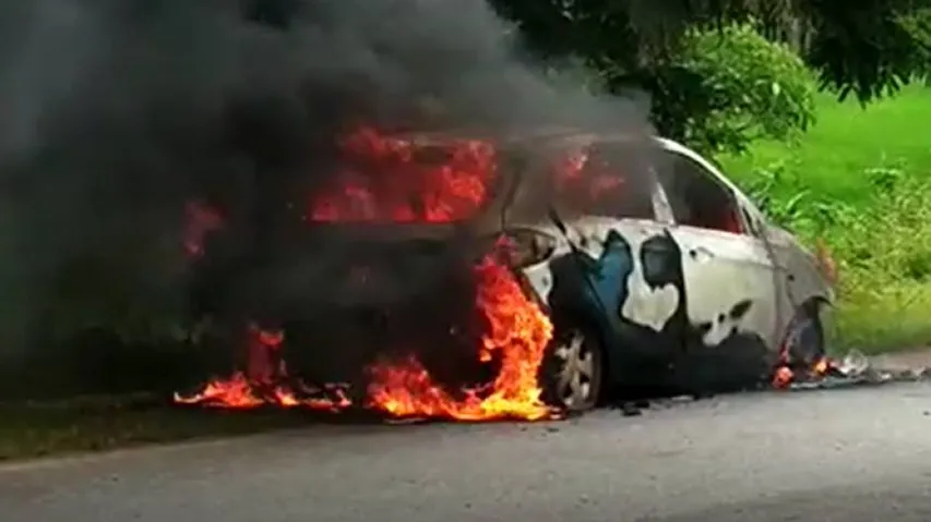 ଚାହୁଁ ଚାହୁଁ ଜଳିଗଲା ଚଳନ୍ତା କାର୍