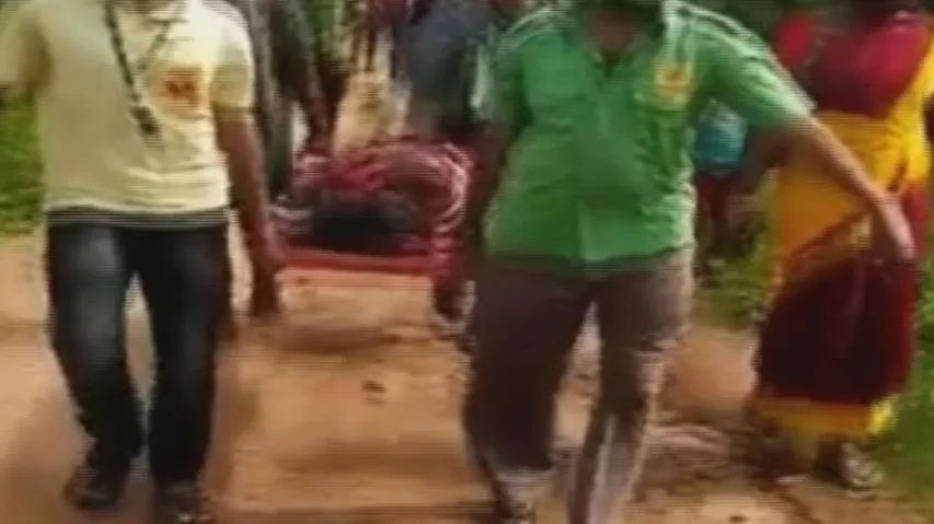 ଆମ୍ବୁଲାନ୍ସ ଗାଁକୁ ଯାଇପାରିଲାନି, ଷ୍ଟ୍ରେଚରରେ ବୁହାହେଲେ ଗର୍ଭବତୀ