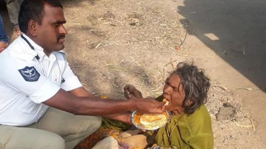 ଅସହାୟ ବୃଦ୍ଧାଙ୍କୁ ଜଣେ ଟ୍ରାଫିକ୍‌ ପୋଲିସ ନିଜ ହାତରେ ଖୁଆଇ ଦେଉଥିବା ଫଟୋ ଭାଇରାଲ୍