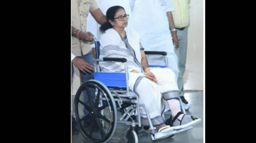 ହୁଇଲ ଚେୟାରରେ ଡାକ୍ତରଖାନାରୁ ଘରକୁ ଫେରିଲେ ମମତା ବାନାର୍ଜୀ