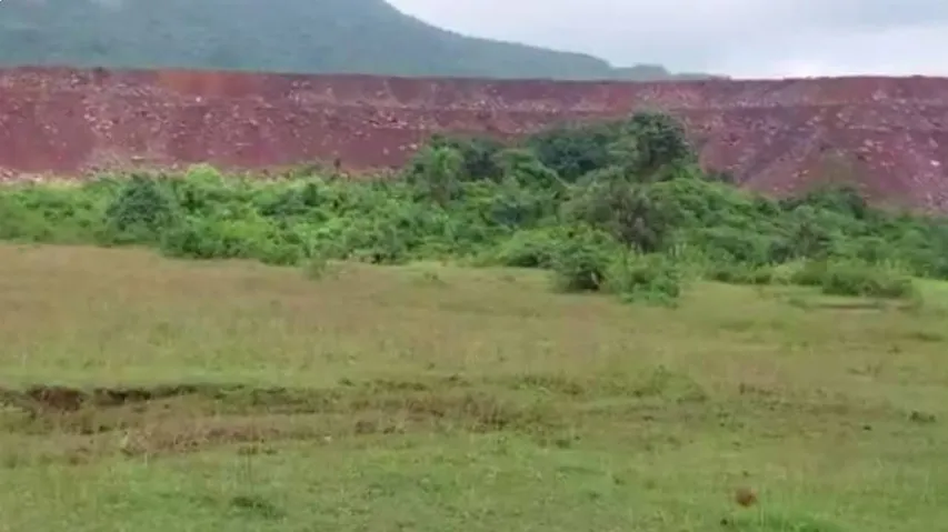 ଦାଦାଗିରି କରୁଛି OMC: ଜୋର ଜବରଦସ୍ତ ଆଦିବାସୀଙ୍କ ଜମି ଛଡ଼ାଇ ନେଇ କଲା ଡମ୍ପିଂୟାର୍ଡ