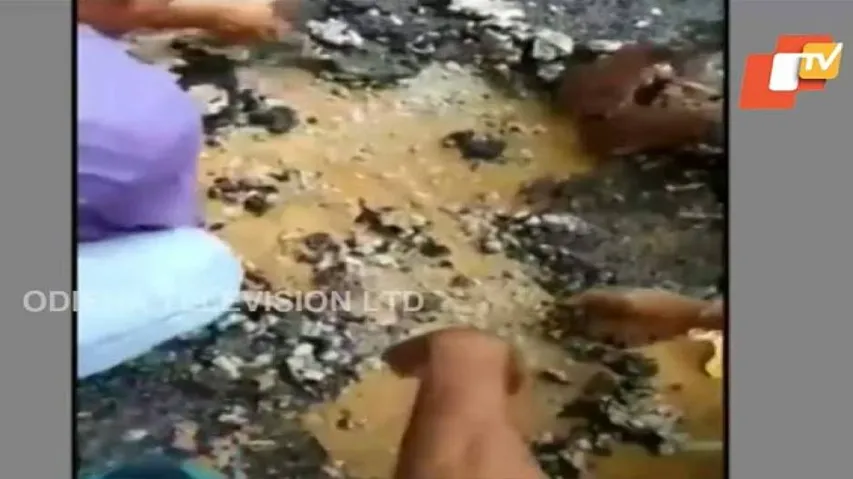 ଏମିତି ଆମ ରାସ୍ତା କାମ, ଖାଲି ହାତରେ ଉଠିଆସୁଛି ପୁଳାପୁଳା ପିଚୁ