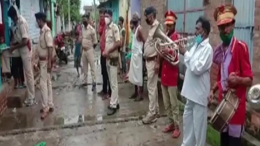 ଅପରାଧୀଙ୍କୁ ଧରିବା ପାଇଁ ବ୍ୟାଣ୍ଡବାଜା ଧରି ପହଞ୍ଚିଲା ପୋଲିସ