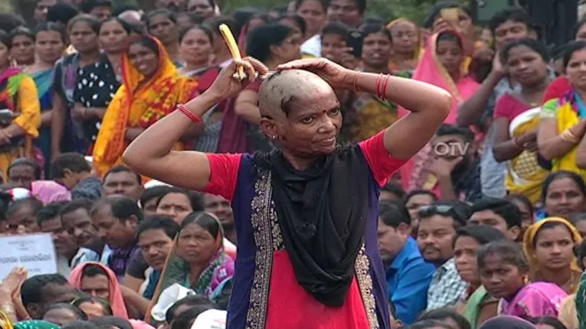 ଧାରଣାସ୍ଥଳରେ ଲଣ୍ଡା ହେଲେ ମହିଳା