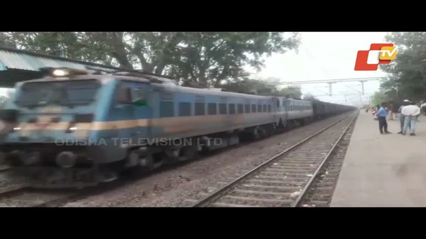 Locals stage protest in Sambalpur\'s Bamra demanding stoppage of trains