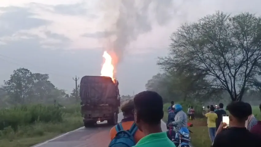Truck carrying household goods catches fire on NH-353 near Odisha’s Nuapada; crew escapes narrowly