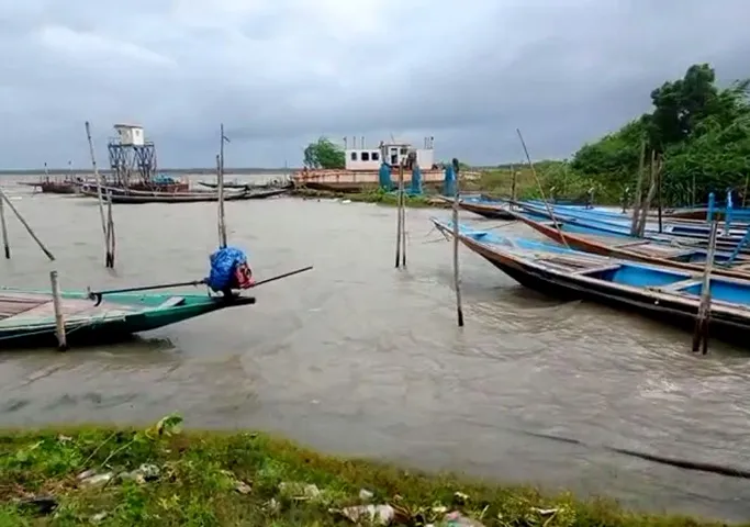 Over 100 stranded amid rough weather in Odisha's Chilika Lake