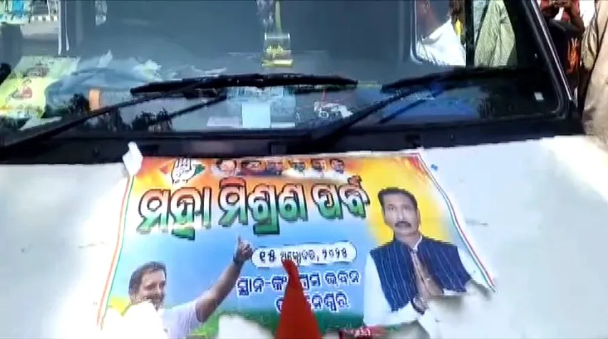 High drama outside Odisha Congress Bhawan as Jatra personality Nandu Babu’s grand ‘political-entry’ blocked
